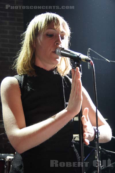 METRIC - 2005-06-09 - PARIS - La Maroquinerie - Emily Haines